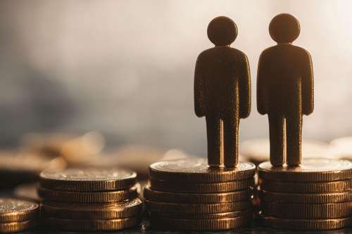 Foto: Figuren auf Münzstapel