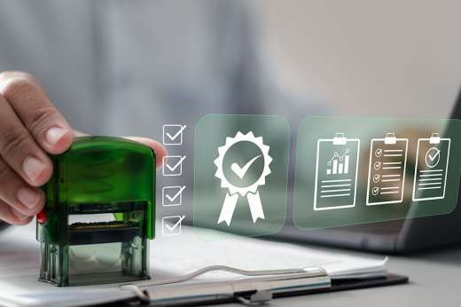 Foto: Person mit Stempel in der Hand